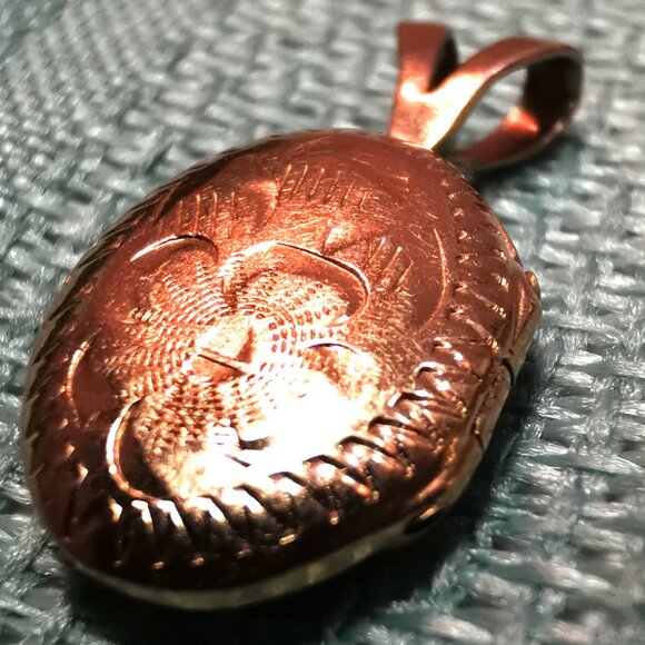 1985 14K Gold Oval Locket Pendant Diamond-Cut Floral TC Hallmark 2cm - Picture 5 of 15